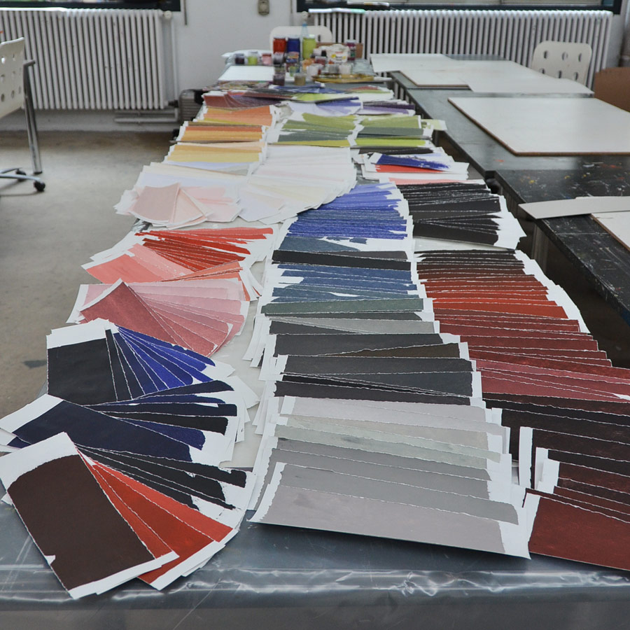 Farbe als Gestaltungsmittel: Das Bild zeigt die entstehende Farbkollektion - Farbblätter nach Buntton- bzw. Helligkeitswert sortiert.