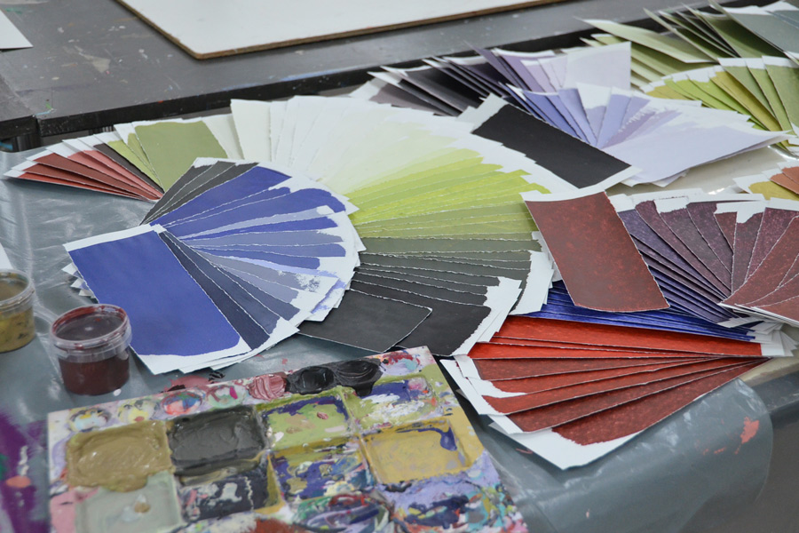 Farbe als Gestaltungsmittel: Das Bild zeigt einen Ausschnitt aus der Farbkollektion - Farbblätter nach Buntton- bzw. Helligkeitswert sortiert.