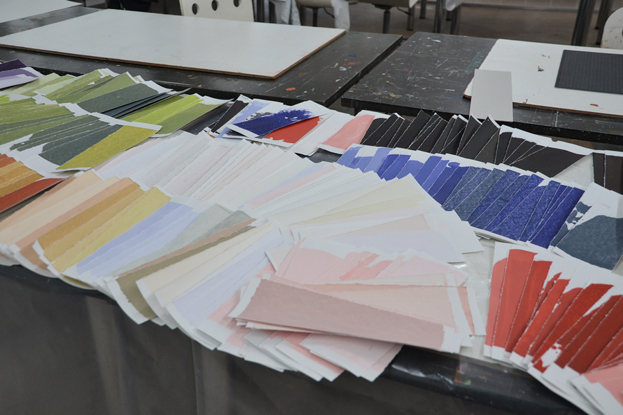 Ausschnitt aus der Farbkollektion: Das Bild zeigt Farbblätter nach Buntton- bzw. Helligkeitswert sortiert.