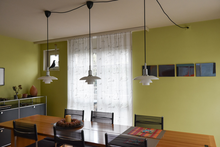 Farbgestaltung + Feng Shui im Innenraum: Das Bild zeigt das Esszimmer im Erdgeschoss in frühlingshaftem Grün (Blick Richtung Norden).