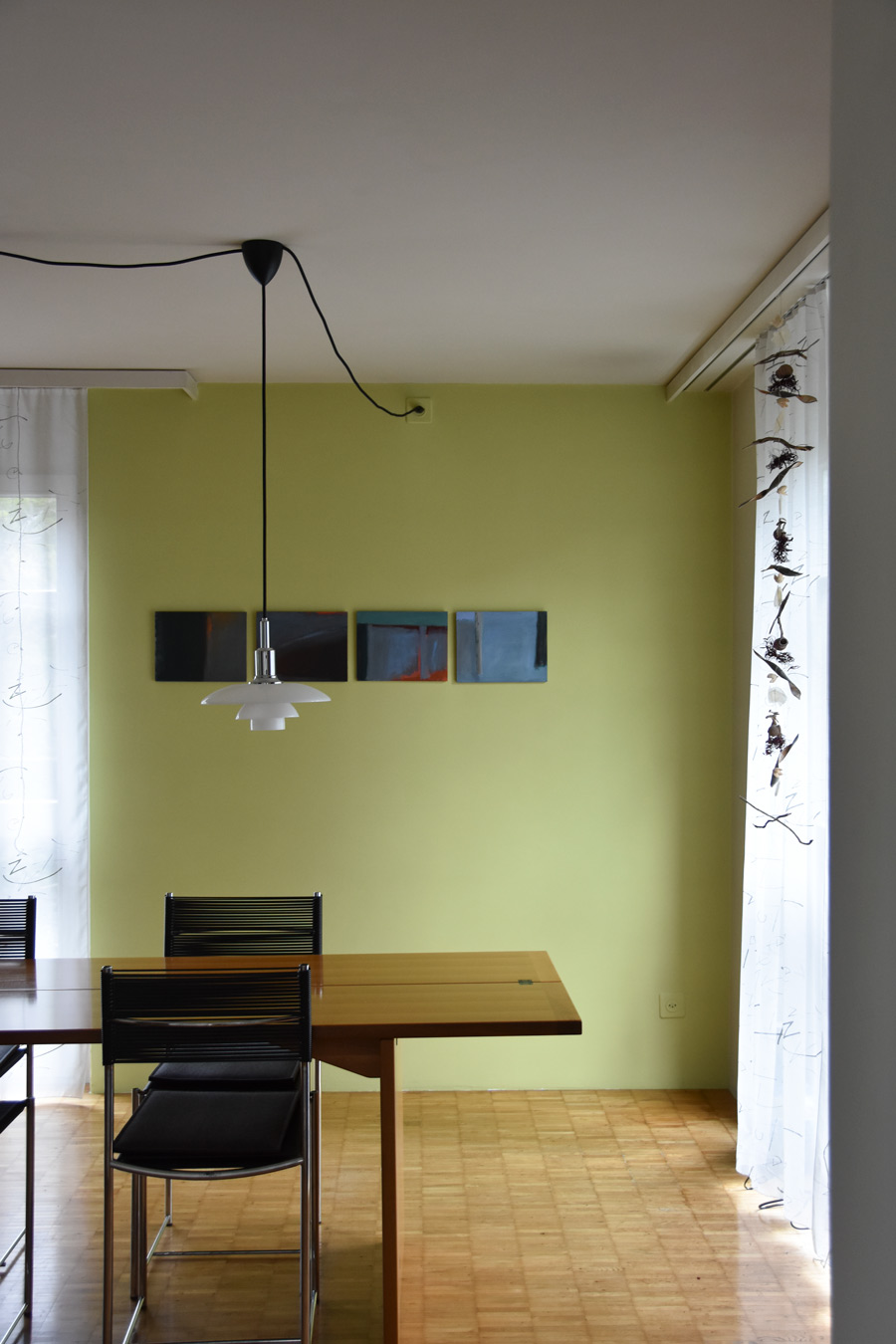 Farbgestaltung + Feng Shui im Innenraum: Das Bild zeigt einen Ausschnitt des Esszimmers im Erdgeschoss, in frühlingshaftem Grün.