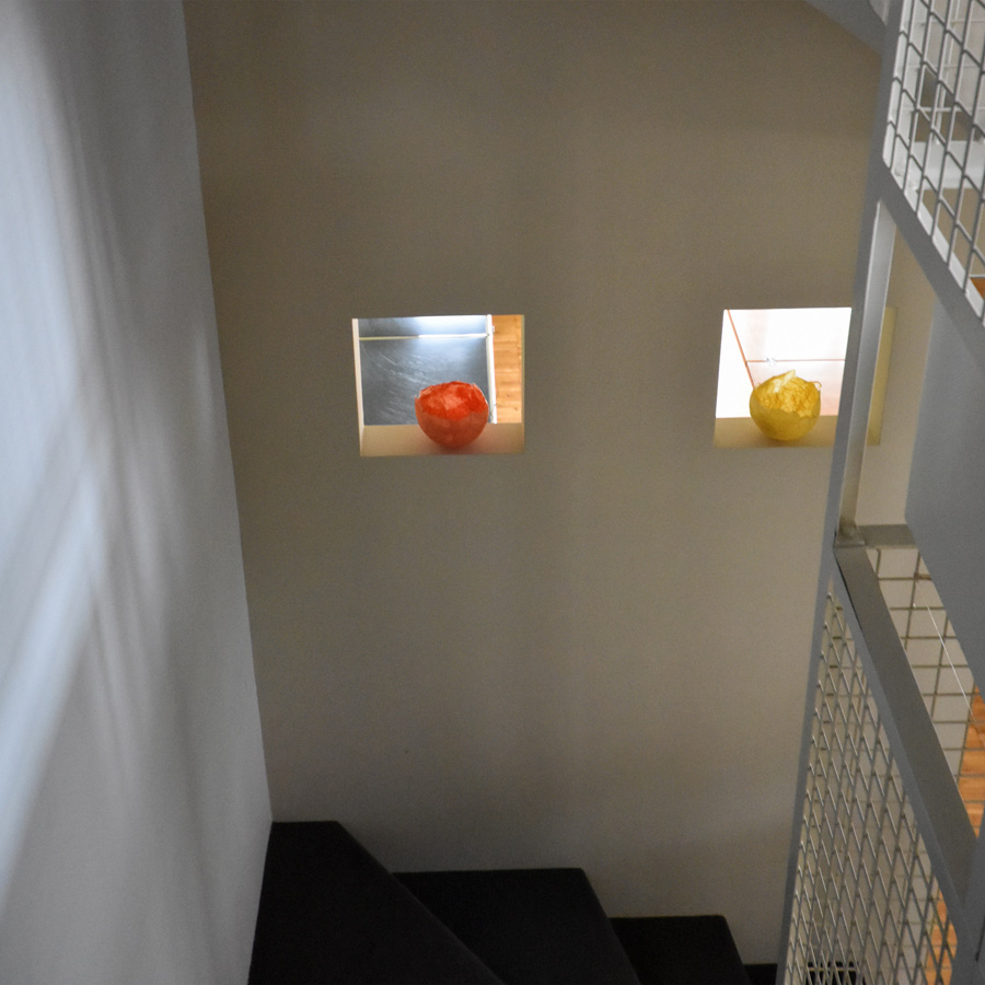 Farbgestaltung + Feng Shui im Innenraum: Das Bild zeigt das Treppenhaus mit Blick hinunter zum Erdgeschoss