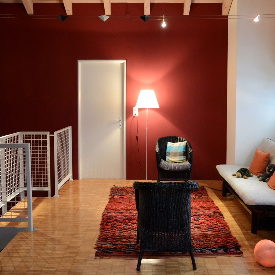 Farbgestaltung + Feng Shui im Innenraum: Das Bild zeigt das Dachzimmer mit rubinroter Akzentwand.