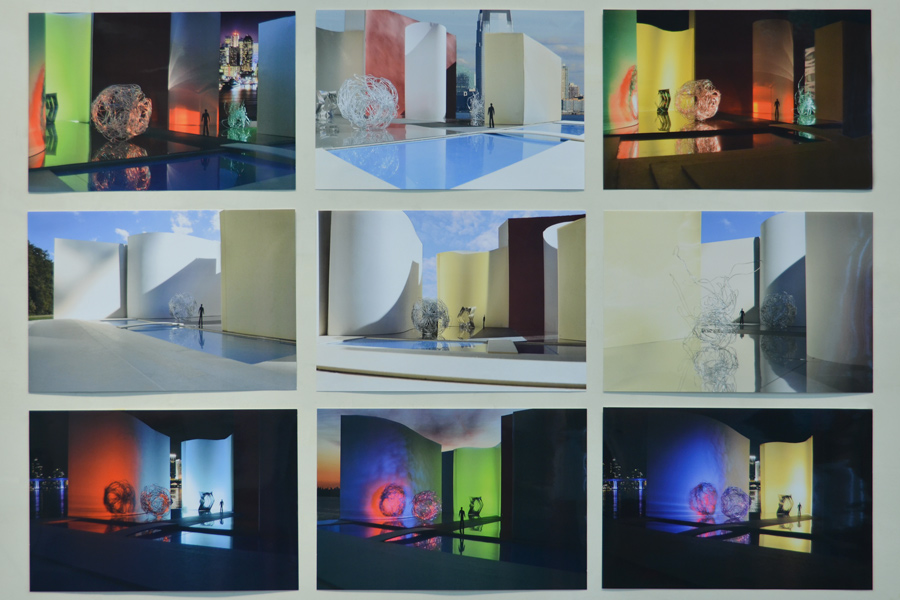 Farbe + Licht: Das Bild zeigt Fotografien des Modells eines Skulpturenhofes in verschiedenen inszenierten Tages- und Kunstlichtsituationen.