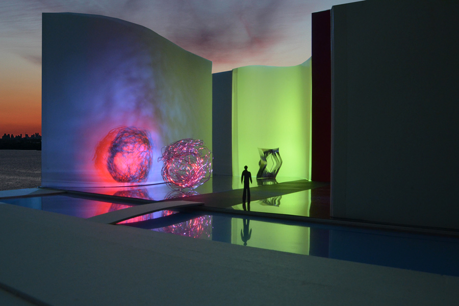 Farbe + Licht: Das Bild zeigt den Skulpturenhof im Dämmerlicht vor stästischer Kulisse.