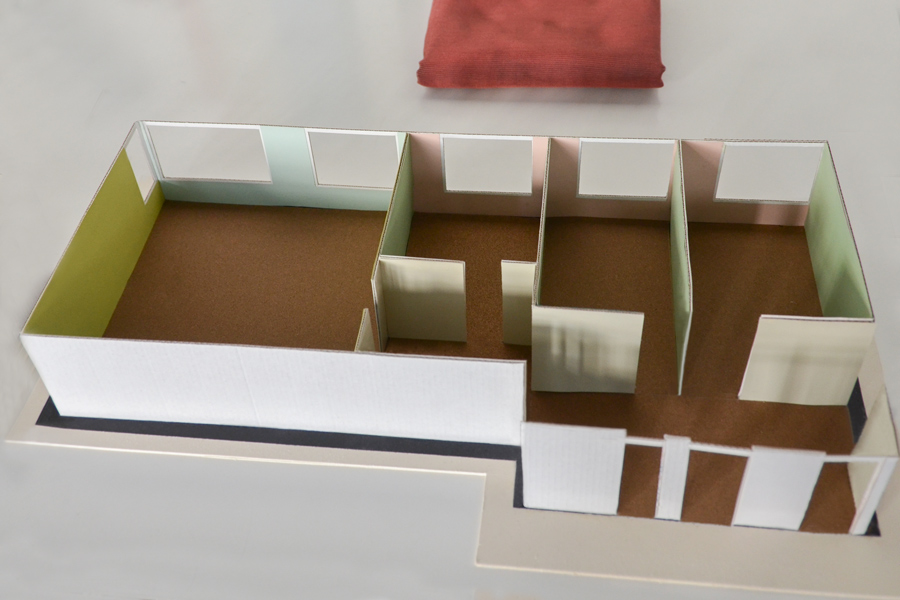 Farbgestaltung im Innenraum: Das Bild zeigt das Arbeitsmodell des Ferientrakts mit einem Aufenthaltsraum und drei Schlafzimmern für Feriengäste und den entsprechenden Wandfarben gemäss Farbkonzept.
