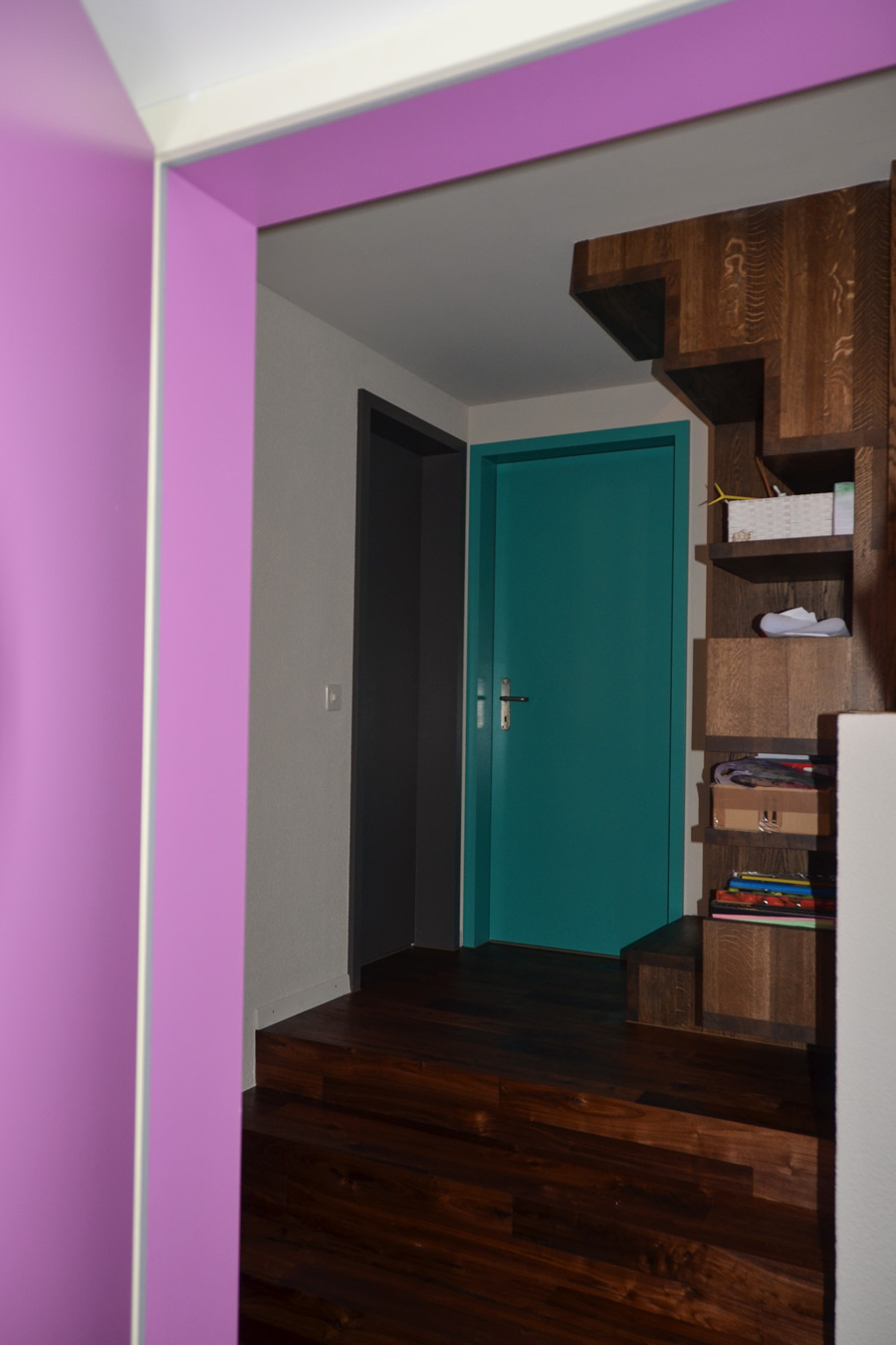 Farbgestaltung Wohnraum: Das Bild zeigt den Flur im Obergeschoss mit den farbigen Türen zum dritten Kinderzimmer und zum Badezimmer nach der Renovation.