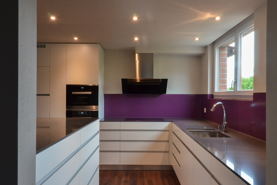 Farbgestaltung Wohnraum: Das Bild zeigt den Blick in die offene Küche vom Hauseingang aus nach der Renovation.