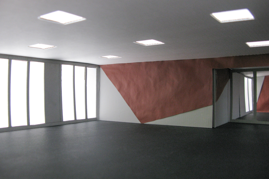 Farbkonzept im öffentlichen Raum: Das Bild zeigt das Raummodell der Talstation Gotschna mit der Farbgestaltung mit Rot als Flächen an Wänden.