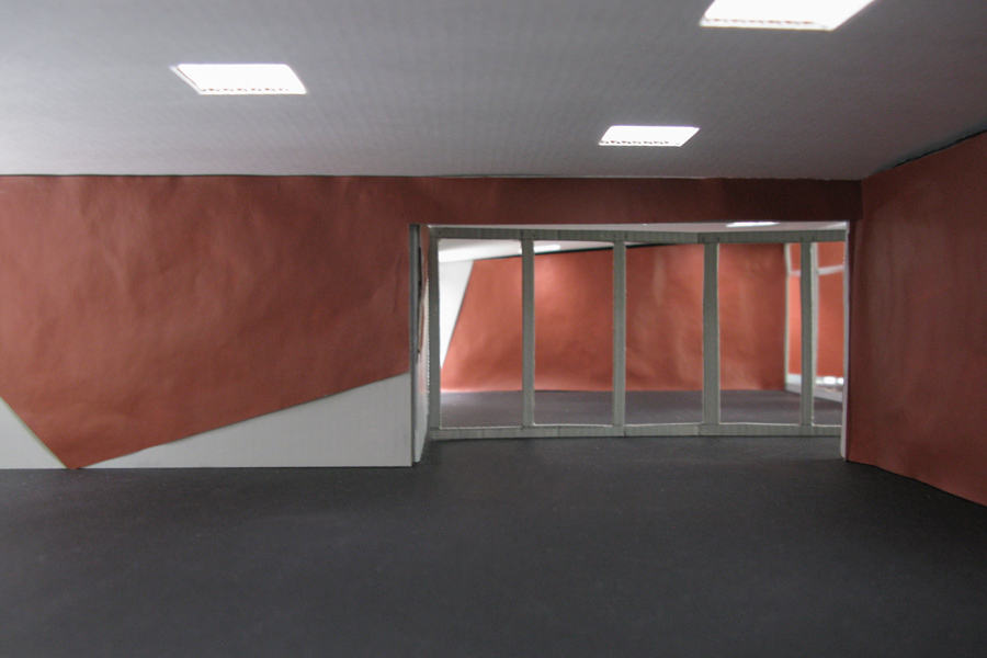 Farbkonzept im öffentlichen Raum: Das Bild zeigt das Raummodell der Talstation Gotschna mit der Farbgestaltung mit Rot als Flächen an Wänden - Modellfotgrafie Innenraum.