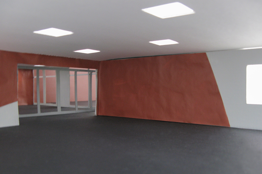 Farbkonzept im öffentlichen Raum: Das Bild zeigt das Raummodell der Talstation mit der Farbgestaltung mit Rot als Flächen an Wänden - Modellfotgrafie Innenraum.