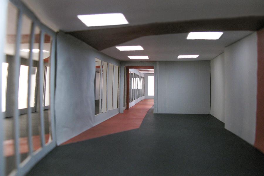 Farbkonzept im öffentlichen Raum: Das Bild zeigt das Raummodell der Mittelstation Gotschna mit der Farbgestaltung mit Rot als Linien über Boden, Wände und Decken - Modellfotografie Inneraum.