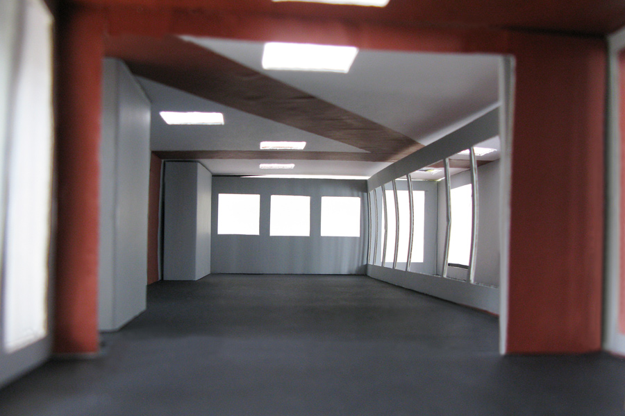 Farbkonzept im öffentlichen Raum: Das Bild zeigt das Raummodell der Mittelstation Gotschna mit der Farbgstaltung mit Rot als Linien über Boden, Wände und Decken - Modellfotografie Innenraum.