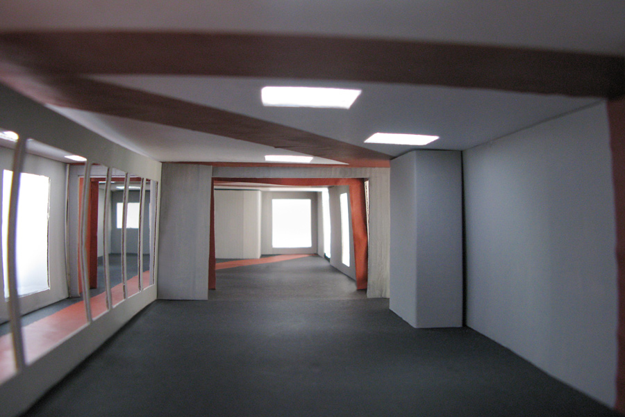 Farbkonzept im öffentlichen Raum: Das Bild zeigt das Raummodell der Mittelstation Gotschna mit der Farbgestaltung mit Rot als Linien über Boden, Wände und Decken - Modellfotografie Innenraum.
