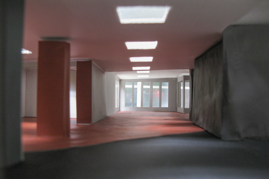 Farbkonzept im öffentlichen Raum: Das Bild zeigt das Raummodell der Bergstation Gotschna mit der Farbgestaltung mit Rot als Flächen am Boden - Modellfotografie Innenraum