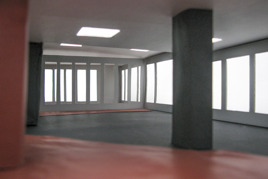 Farbkonzept im öffentlichen Raum: Das Bild zeigt das Raummodell der Bergstation Gotschna mit der Farbgestaltung mit Rot als Flächen am Boden - Modellfotografie Innenraum.