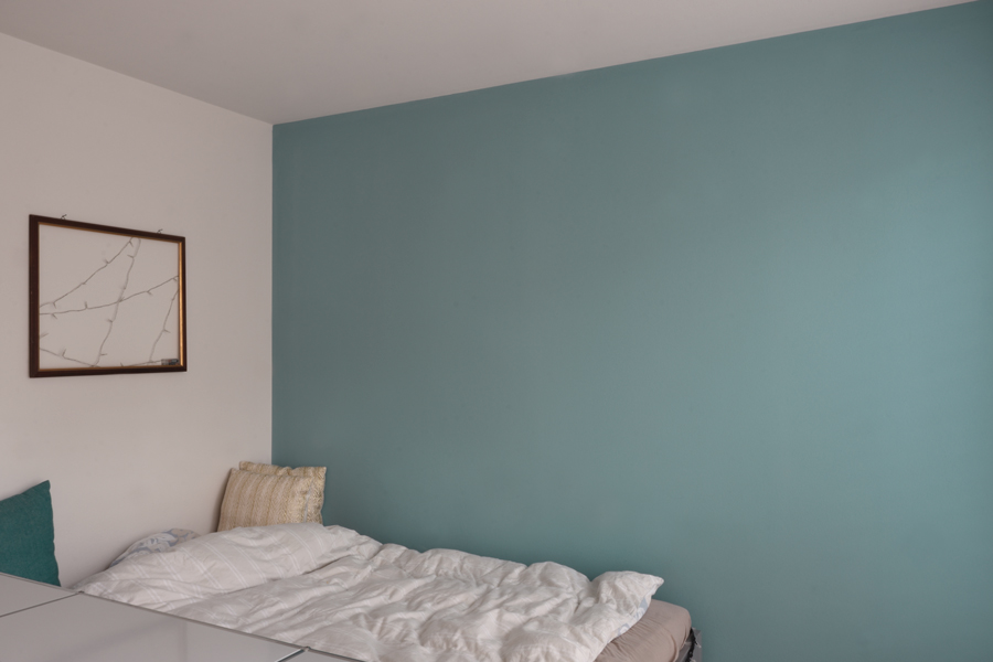 Das Bild zeigt das Jugendschlafzimmer mit der rauchblauen Akzentwand.