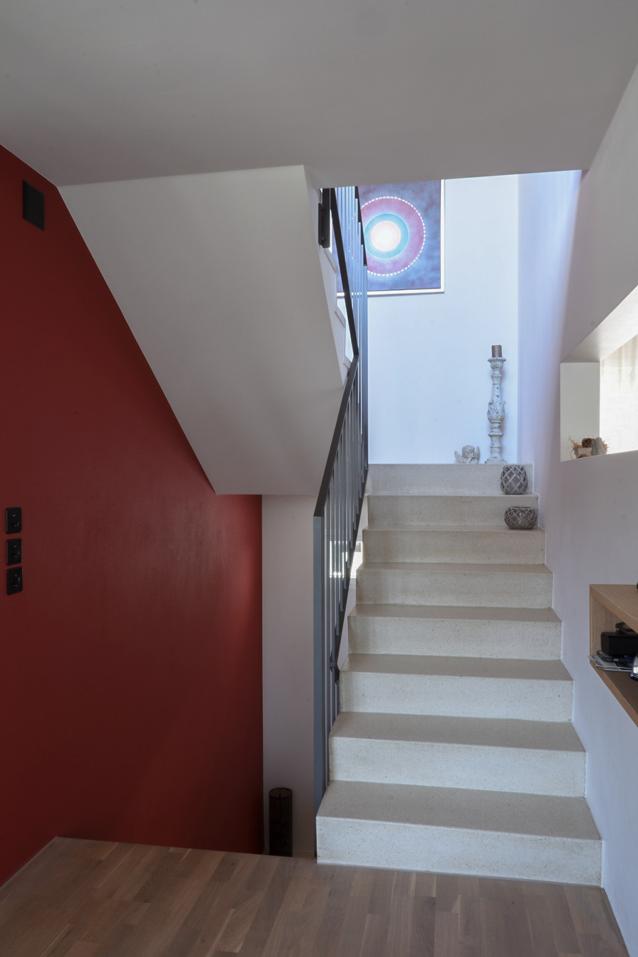 Farbgestaltung Innenraum: Das Bild zeigt das Treppenhaus zum Dachgeschoss mit der roten Akzentwand.