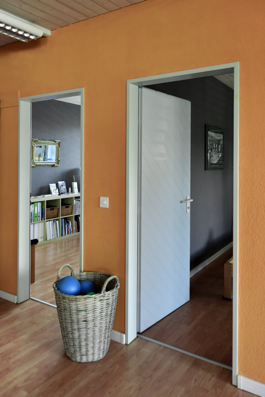 Farbgestaltung Gesundheitsraum Yoga + Pilates: Das Bild zeigt den Blick durch die Türen in die zwei kleinen Nebenräume.