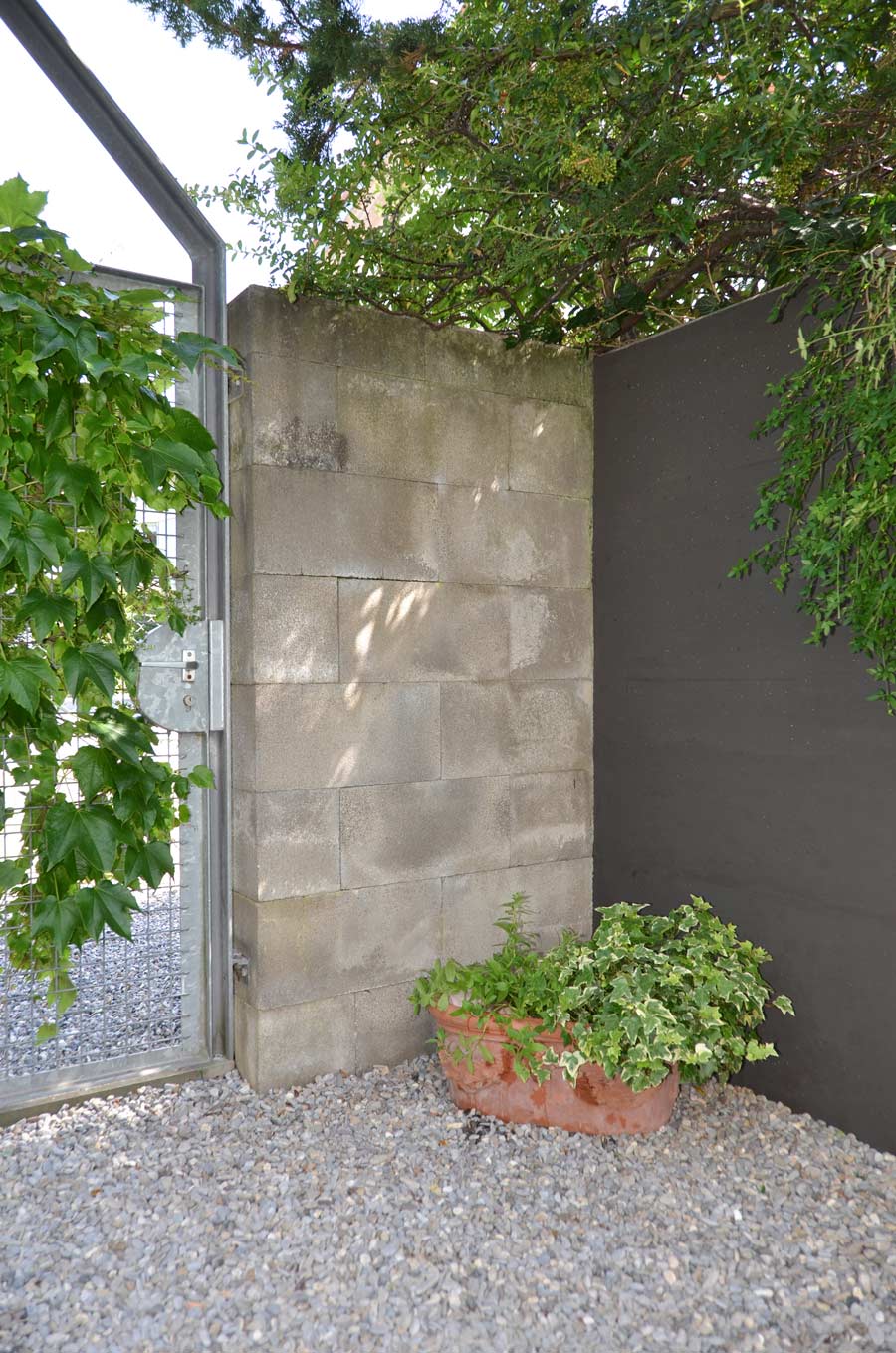 Farbgestaltung im Aussenraum: Das Bild zeigt den Blick zum Gartenengangsbereich beim Gartentor.