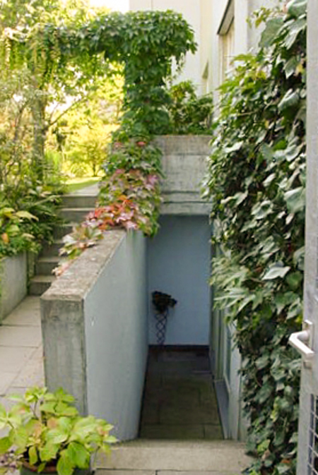 Treppenabgang vor und nach der neuen Farbgestaltung