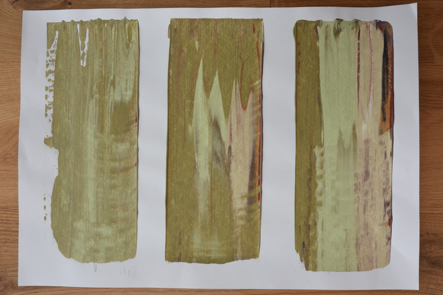Farbe als Gestaltungsmittel: Farb- und Strukturexperimente - Das Bild zeigt Farbstreifen auf Papier, bei denen verschiedene Farben mit Spachtel aufgetragen worden sind.