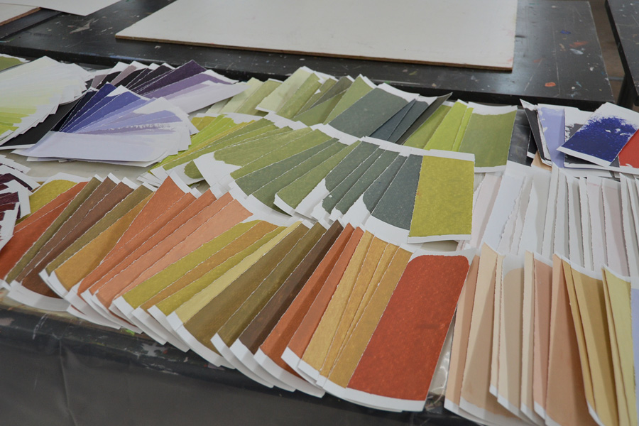 Farbe als Gestaltungsmittel: Ausschnitt aus der Farbkollektion - Das Bild zeigt Farbblätter nach Buntton- bzw. Helligkeitswert sortiert.