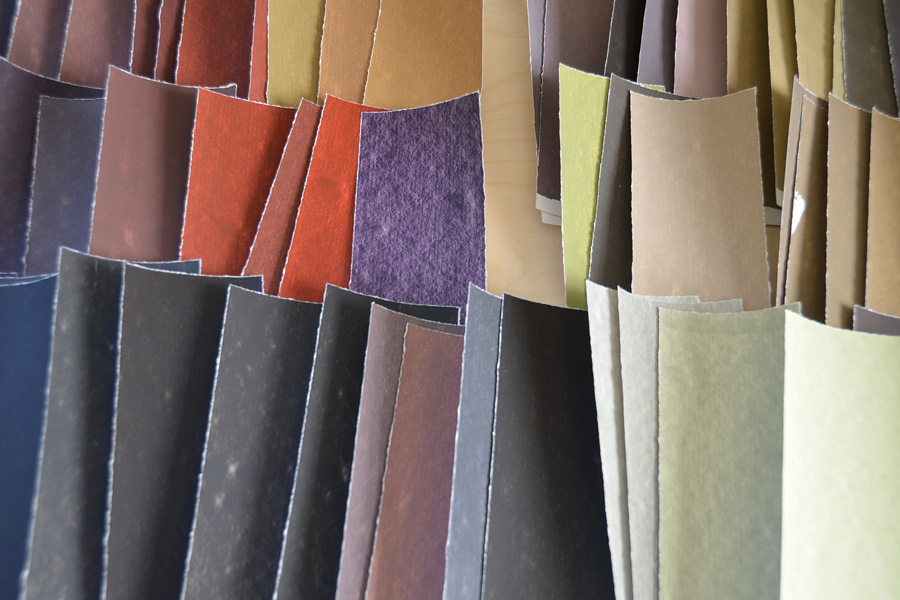 Farbe als Gestaltungsmittel - Nahaufnahme der Farbmuster: Das Bild zeigt die durch den Spachtelauftrag erzeugte Farboberfläche.