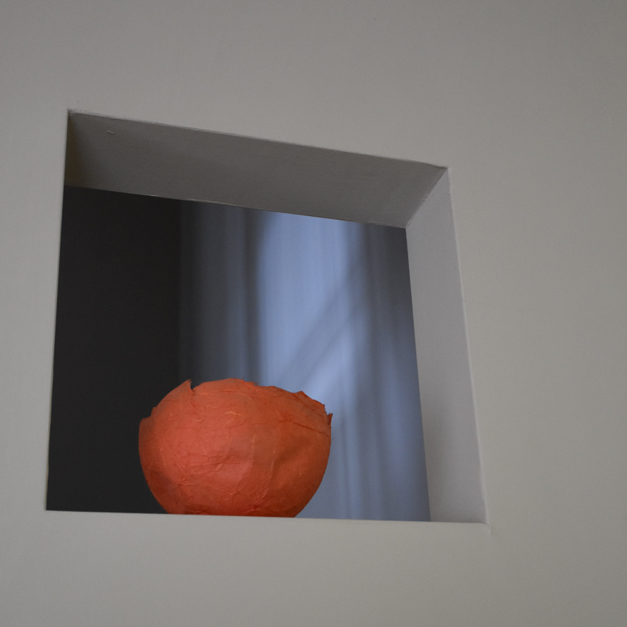 Farbgestaltung + Feng Shui im Innenraum: Das Bild zeigt den Durchbblick ins Treppenhaus zum Obergeschoss - Lichtspiel des Lapislazuliblau.