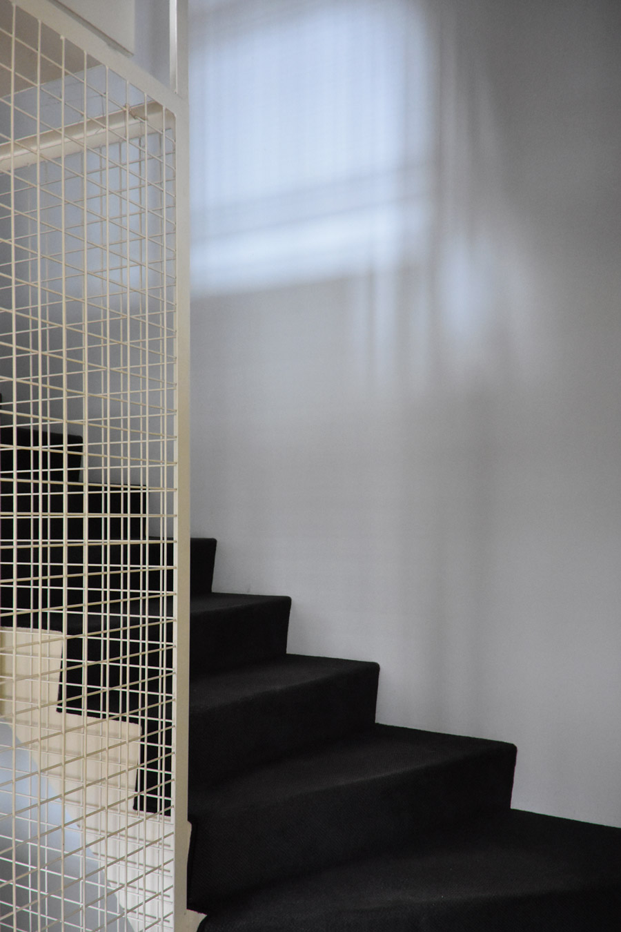Farbgestaltung + Feng Shui im Innenraum: Das Bild zeigt das Treppenhaus zum Obergeschoss.