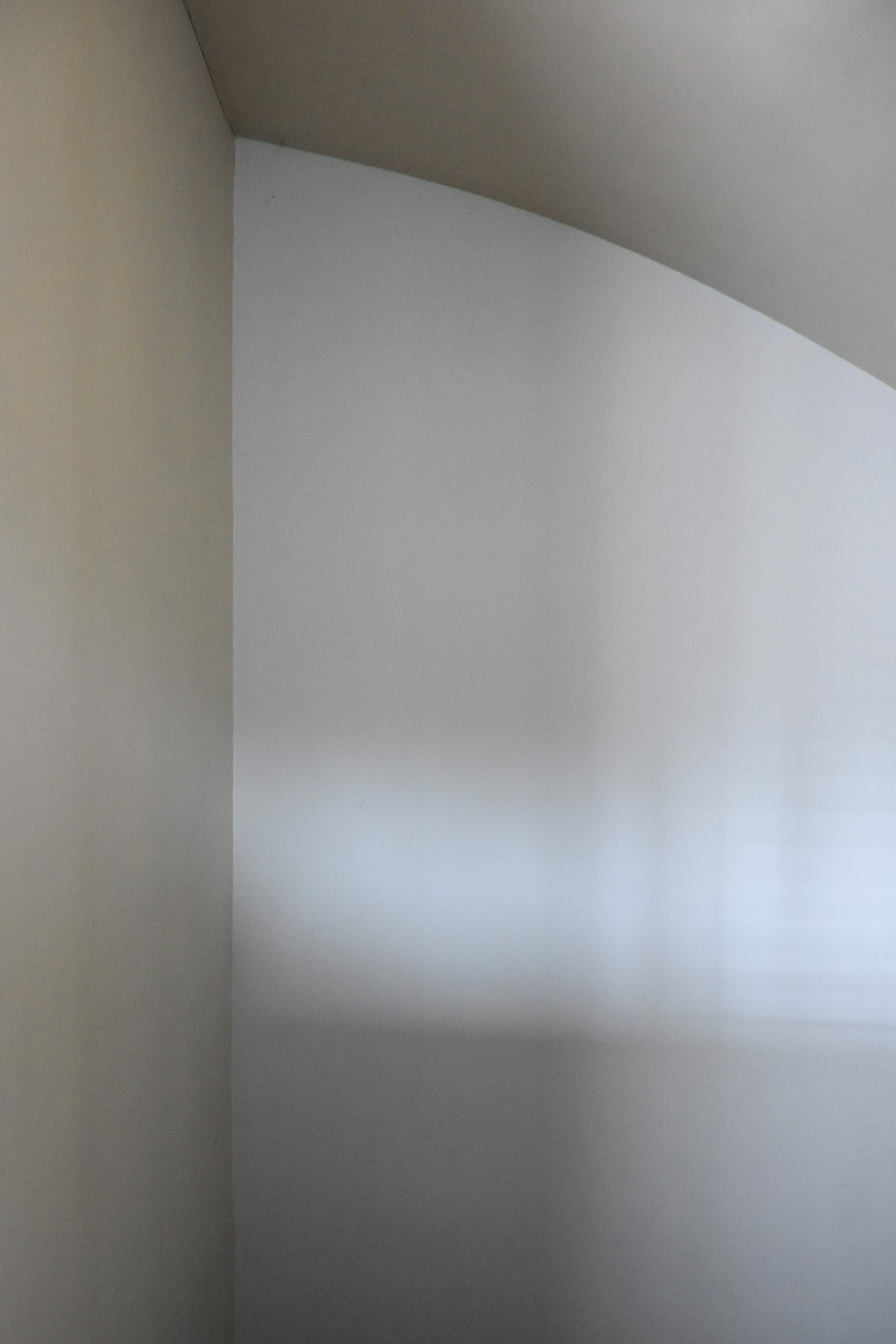 Farbgestaltung + Feng Shui im Innenraum: Das Bild zeigt das Treppenhaus zum Erdgeschoss mit hellem Sandton und hellem Lapislazuliblau.