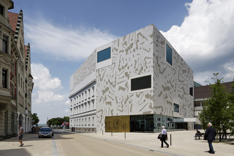 Ornament + Architektur: Das Bild zeigt eine experimentelle Visualisierung im Aussenraum - Vorarlberg Museum, Bregenz.