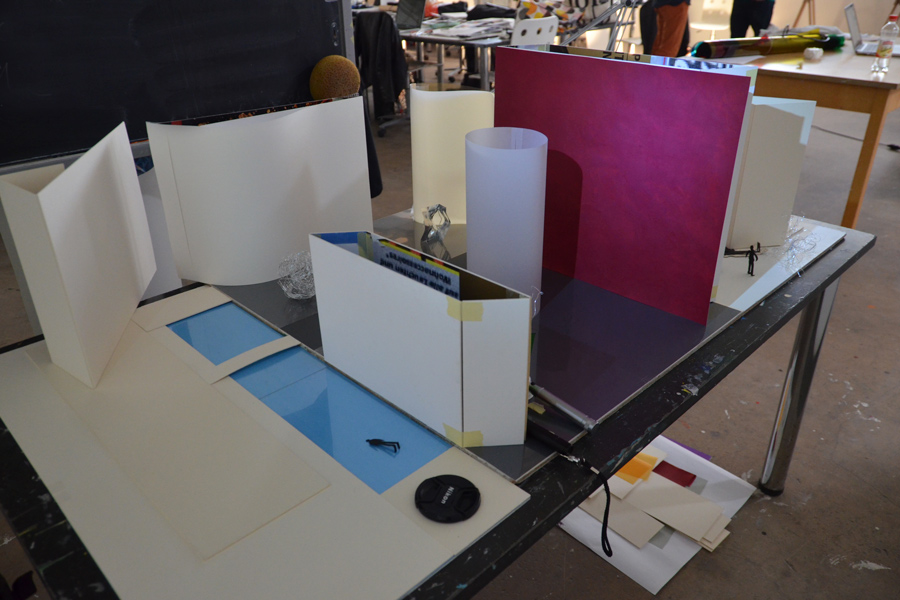 Farbe + Licht: Das Bild zeigt die Arbeit am Skulpturenmodell im Atelier.
