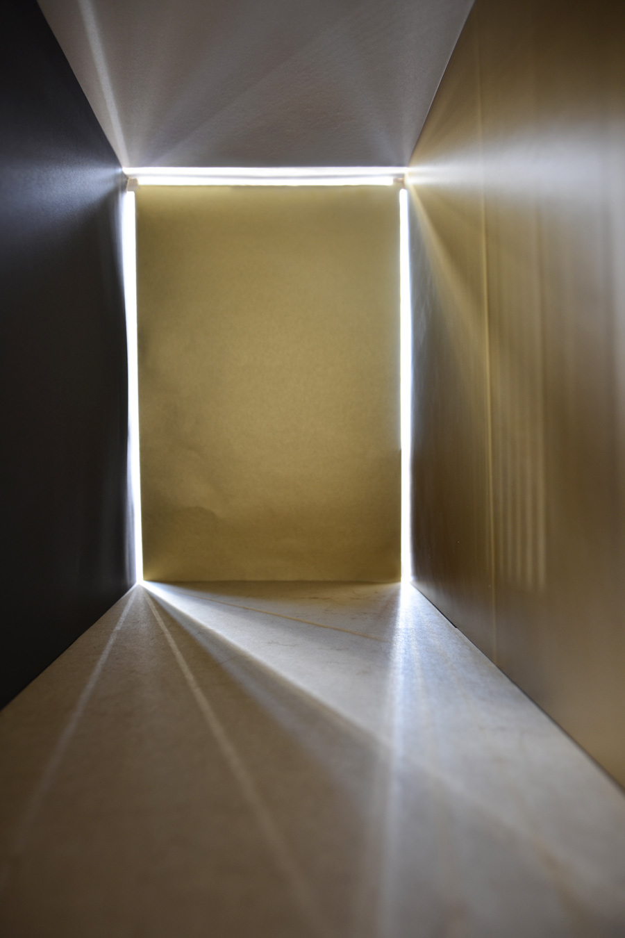 Farbe + Licht: Das Bild zeigt die Wirkung von Tageslicht durch vertikale und horizontale Öffnungen auf glänzende Oberflächen im Raummodell.