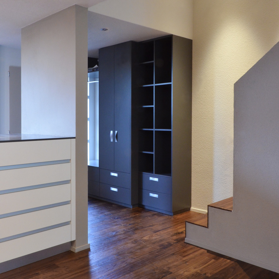 Farbgestaltung Wohnraum: Das Bild zeigt den Blick zum Hauseingang vom Essbereich aus nach der Renovation .