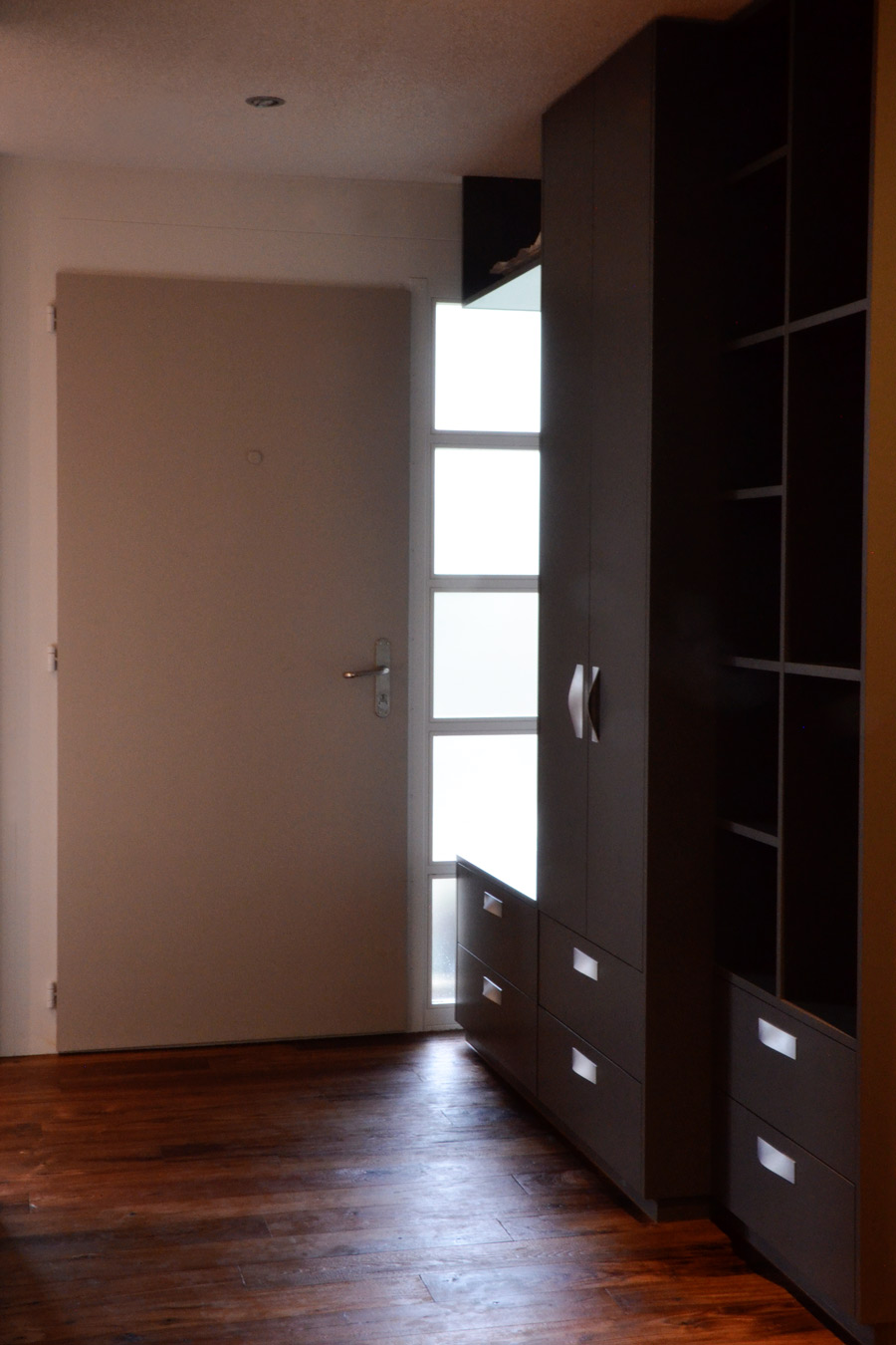 Farbgestaltung Wohnraum: Das Bild zeigt den Hauseingangsbereicht nach der Renovation.