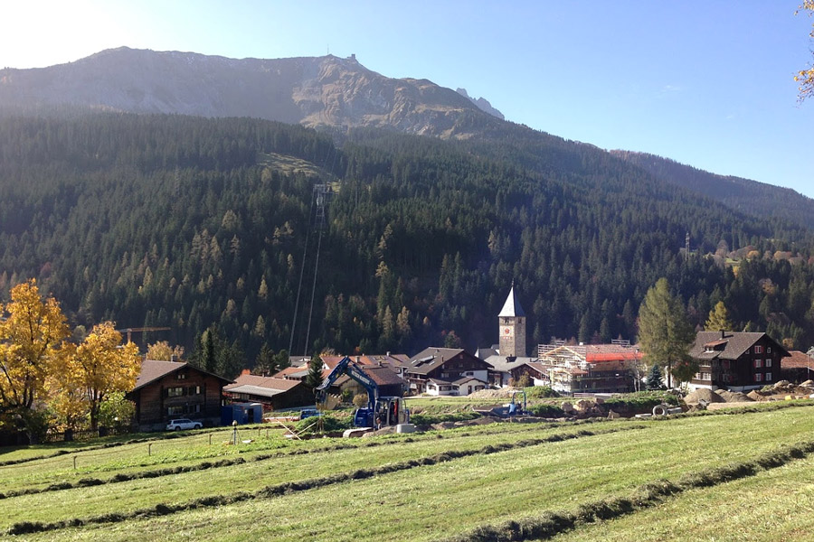 Farbkonzept im öffentlichen Raum: Das Bild zeigt das Dorf Klosters mit der Seilbahn auf den Gotschnagrat.