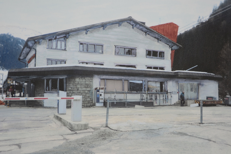 Farbkonzept im öffentlichen Raum: Die Visualisierung (eine zeichnerisch und malerisch bearbeitete Fotografie) zeigt die äussere Farbgestaltung der Talstation der Seilbahn Gotschna, Klosters.