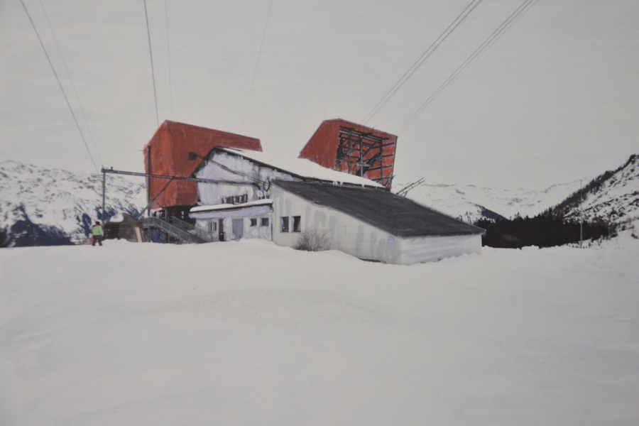 Farbkonzept im öffentlichen Raum: Die Visualisierung (eine zeichnerisch und malerisch bearbeitete Fotografie) zeigt die äussere Farbgestaltung der Mittelstation der Seilbahn Gotschna, Klosters.