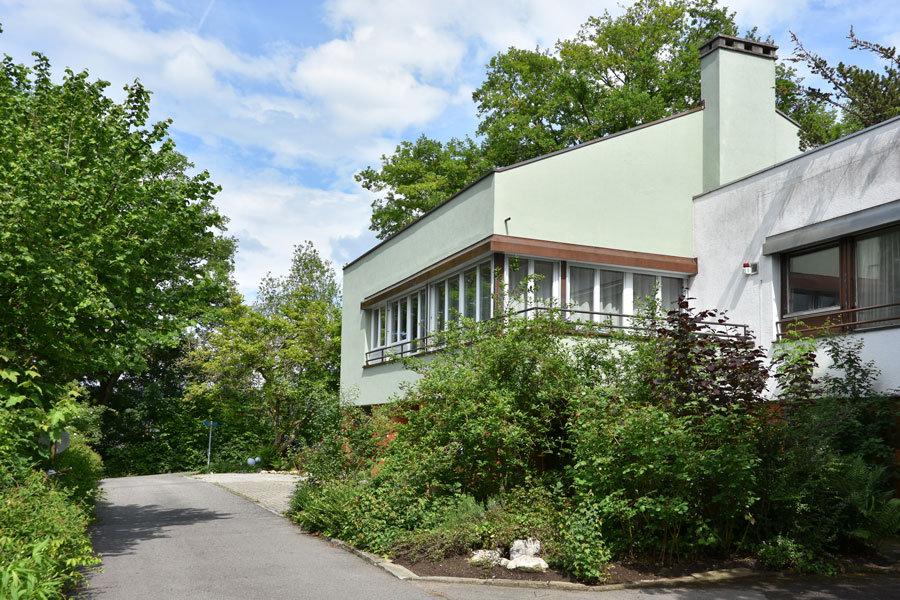Farbgestaltung Fassade: Das Bild zeigt die neugestaltete Fassade des Einfamilienhauses nach der Renovation.