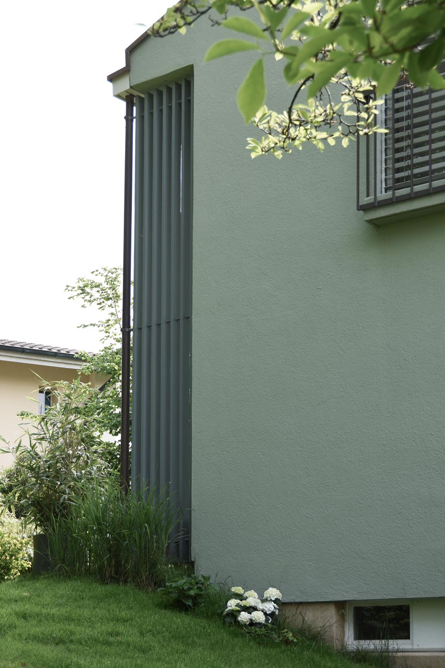 Farbgestaltung Fassade: Das Bild zeigt einen Ausschnitt der Nordostfassade.