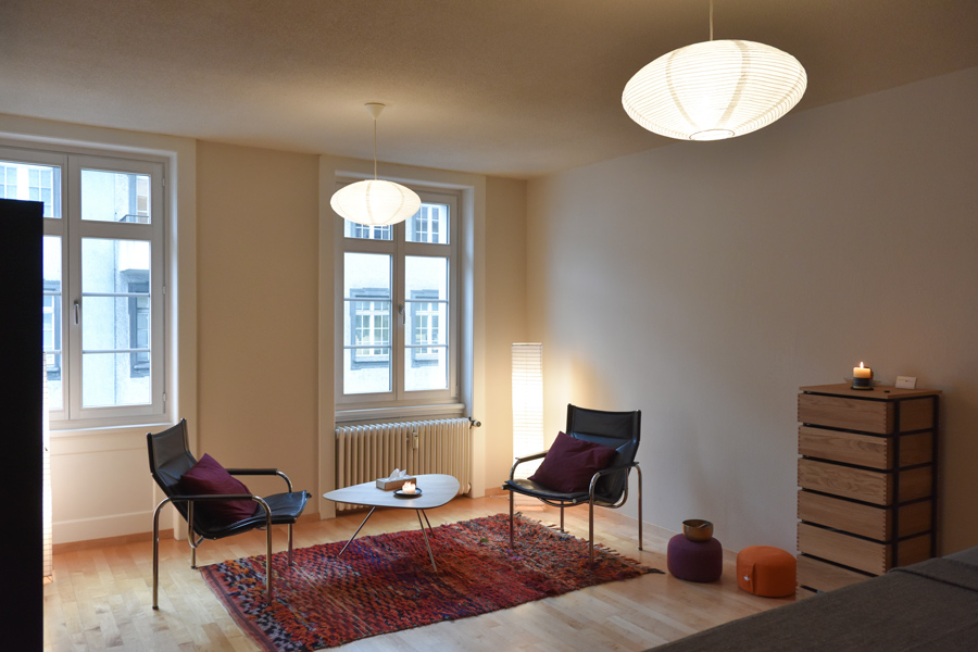 Farbgestaltung und energetische Raumharmonisierung: Das Bild zeigt den Besprechungsbereich eines Praxisraums für spirituelles Coaching und Geistiges Heilen.