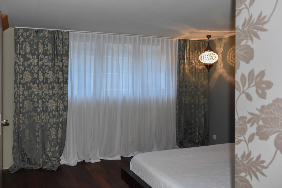 Farbgestaltung Elternschlafzimmer: Das Bild zeigt den Blick vom Umkleidebereich in das Zimmer in Richtung Fenster.
