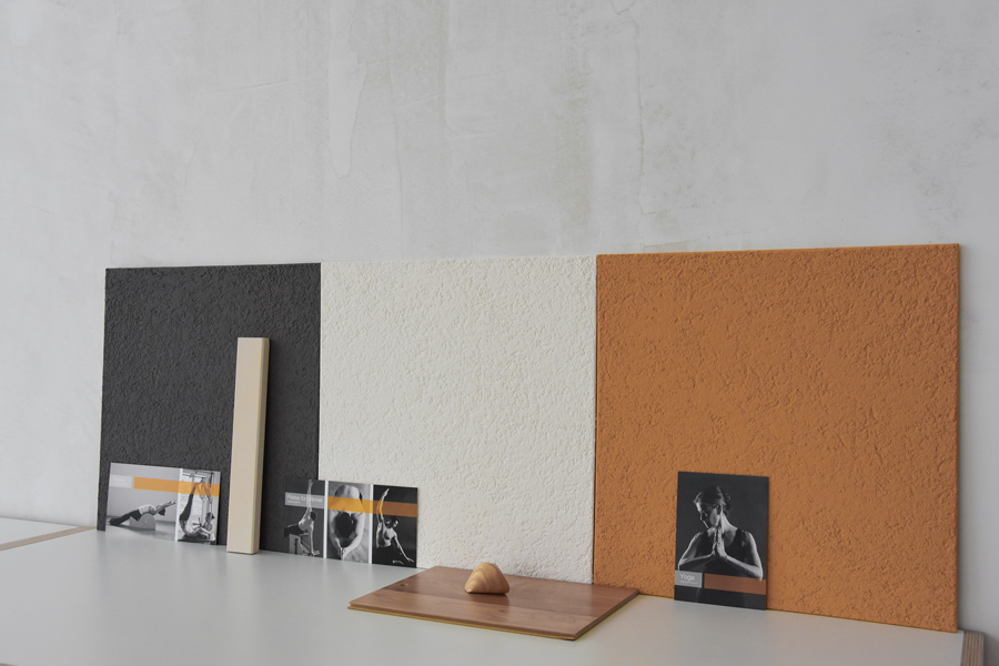 Farbkonzept für die Farbgestaltung des Gesundheitsraums für Yoga + Pilates: Das Bild zeigt die Bemusterung der Farben für die Wände mit grossen Musterplatten mit Abrieb und der echten Materialien.